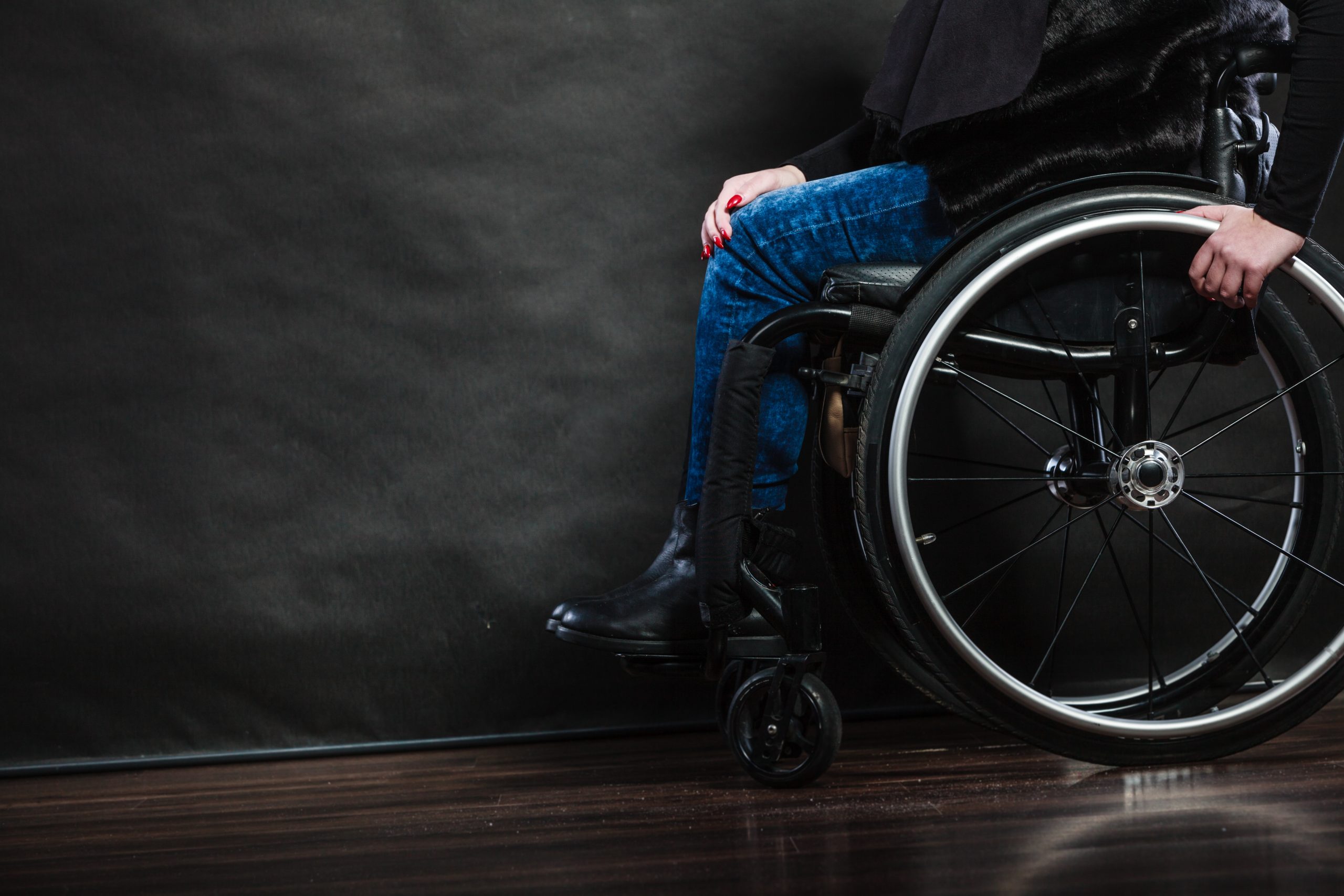 Invalid page. Коляска для инвалидов. Человек в инвалидной коляске. Инвалид на инвалидной коляске. Человек на коляске.